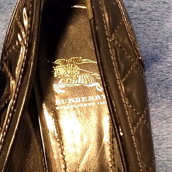 Authentic Burberry Quilted Flats - Picture 4 of 15
